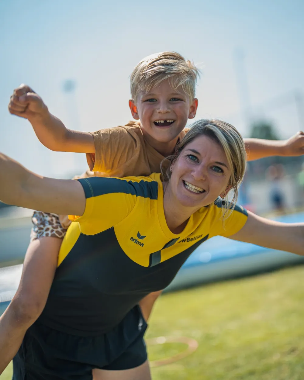 YellowBellies buitenspeelse kinderopvang BSO en KDV Oudewater collega en kind