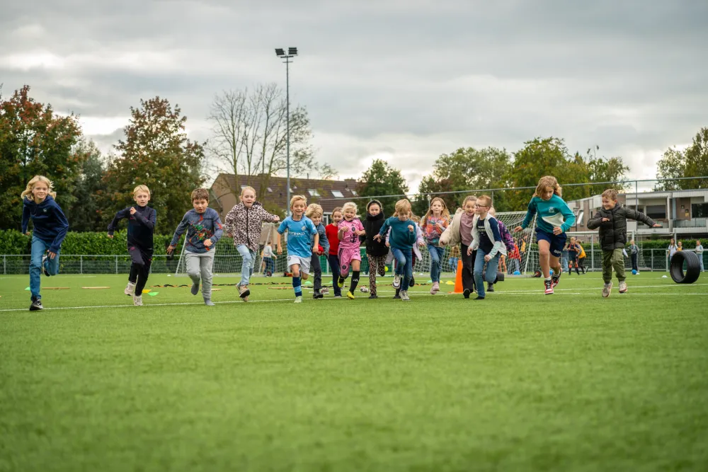 YellowBellies buitenspeelse kinderopvang BSO Montfoort rennende kinderen
