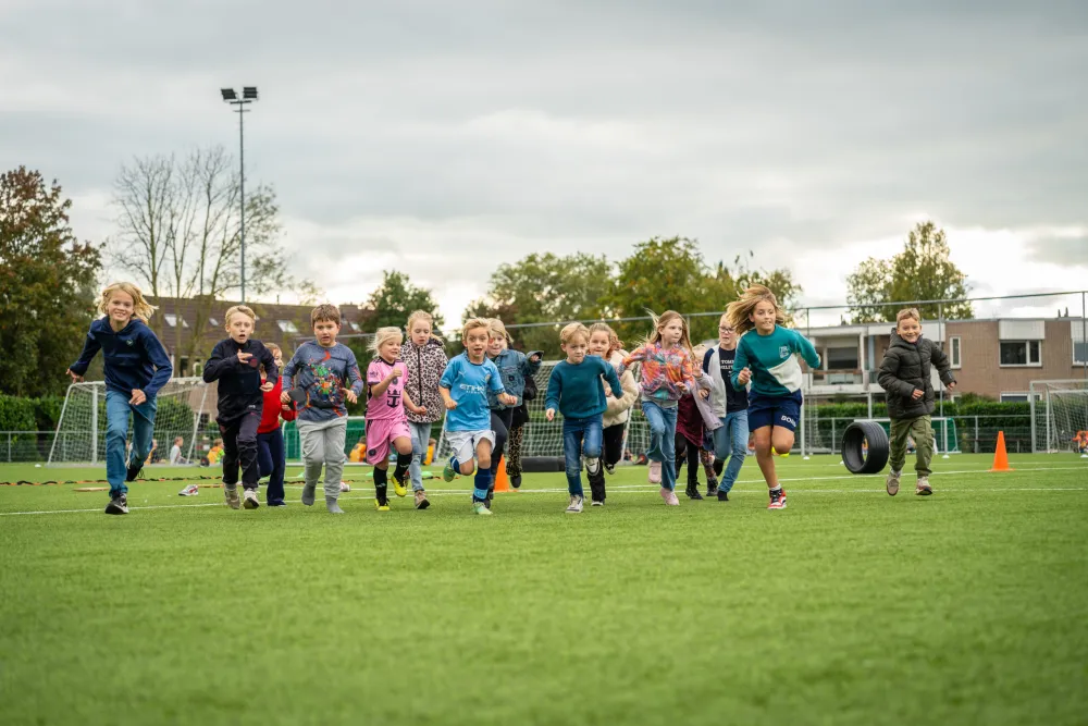 YellowBellies buitenspeelse kinderopvang BSO Montfoort rennende kinderen