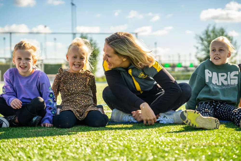 YellowBellies buitenspeelse kinderopvang BSO Haastrecht collega en kind