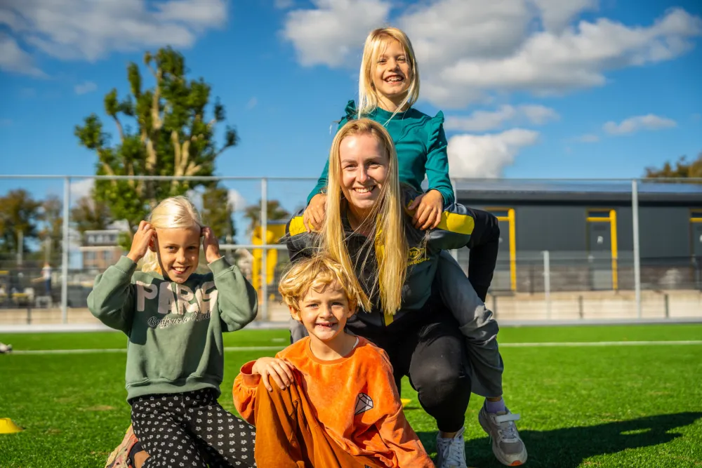 YellowBellies buitenspeelse kinderopvang BSO Haastrecht pedagogisch medewerker en kinderen