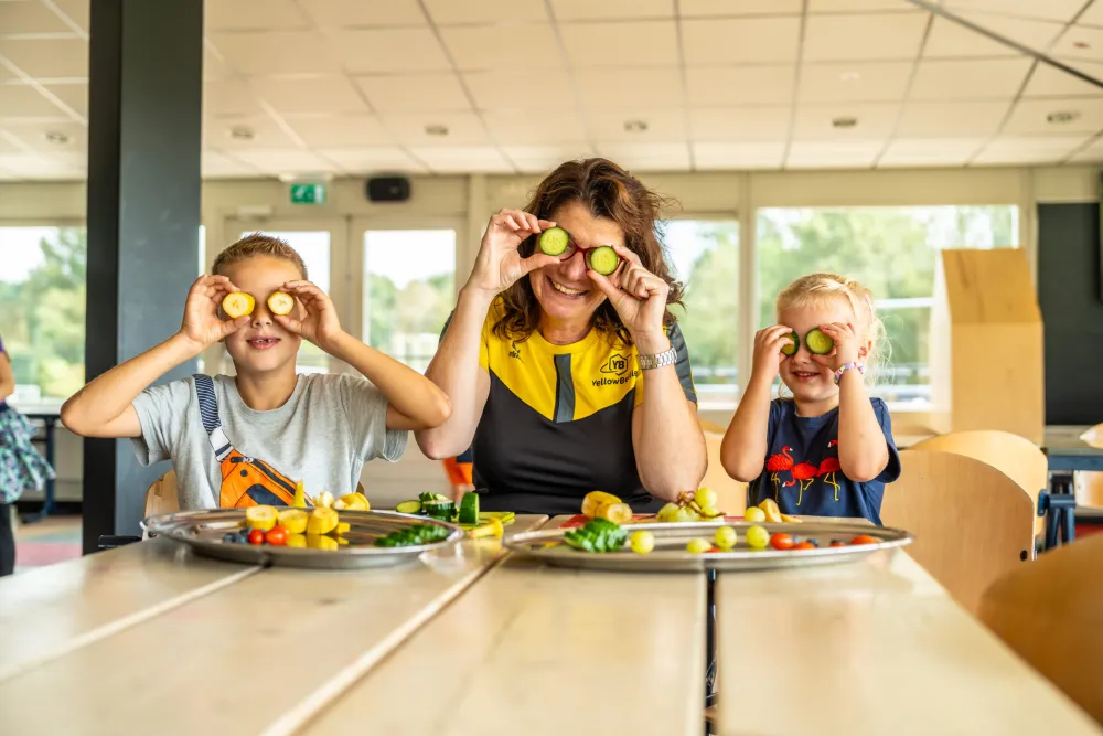 YellowBellies buitenspeelse kinderopvang BSO groepshulp fruit snijden