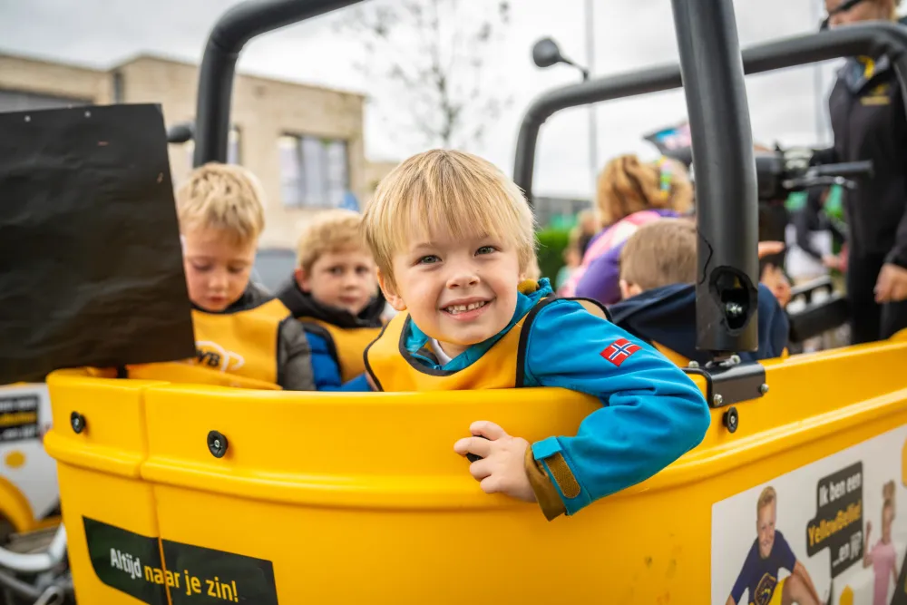 YellowBellies buitenspeelse kinderopvang BSO ophalen kinderen stint BSO-bus