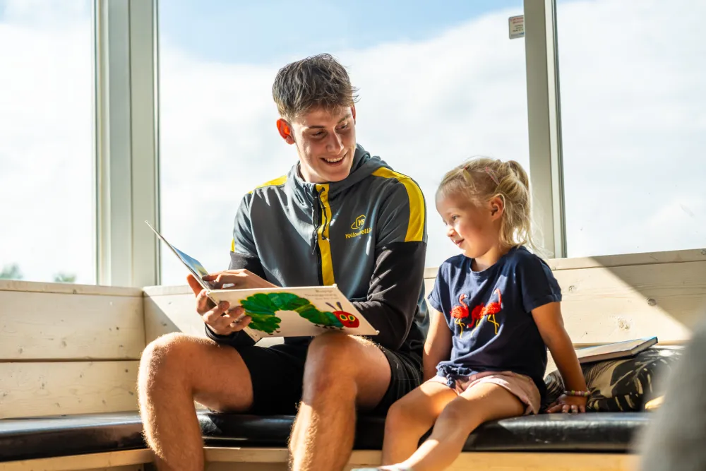 YellowBellies buitenspeelse kinderopvang BSO KDV kinderdagverblijf voorlezen