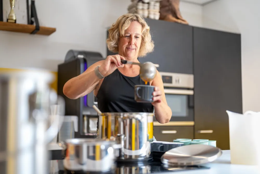 YellowBellies buitenspeelse kinderopvang kinderdagverblijf Oudewater Noord schoep inschenken groepshulp Mariska