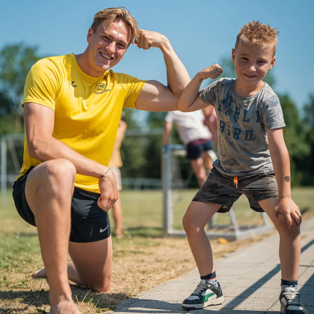 YellowBellies buitenspeelse kinderopvang BSO en KDV Oudewater medewerker en kind