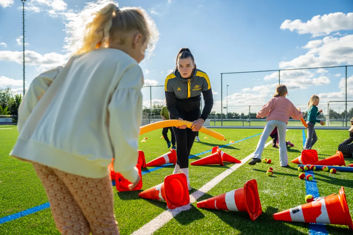 YellowBellies buitenspeelse kinderopvang BSO Haastrecht spel op het veld