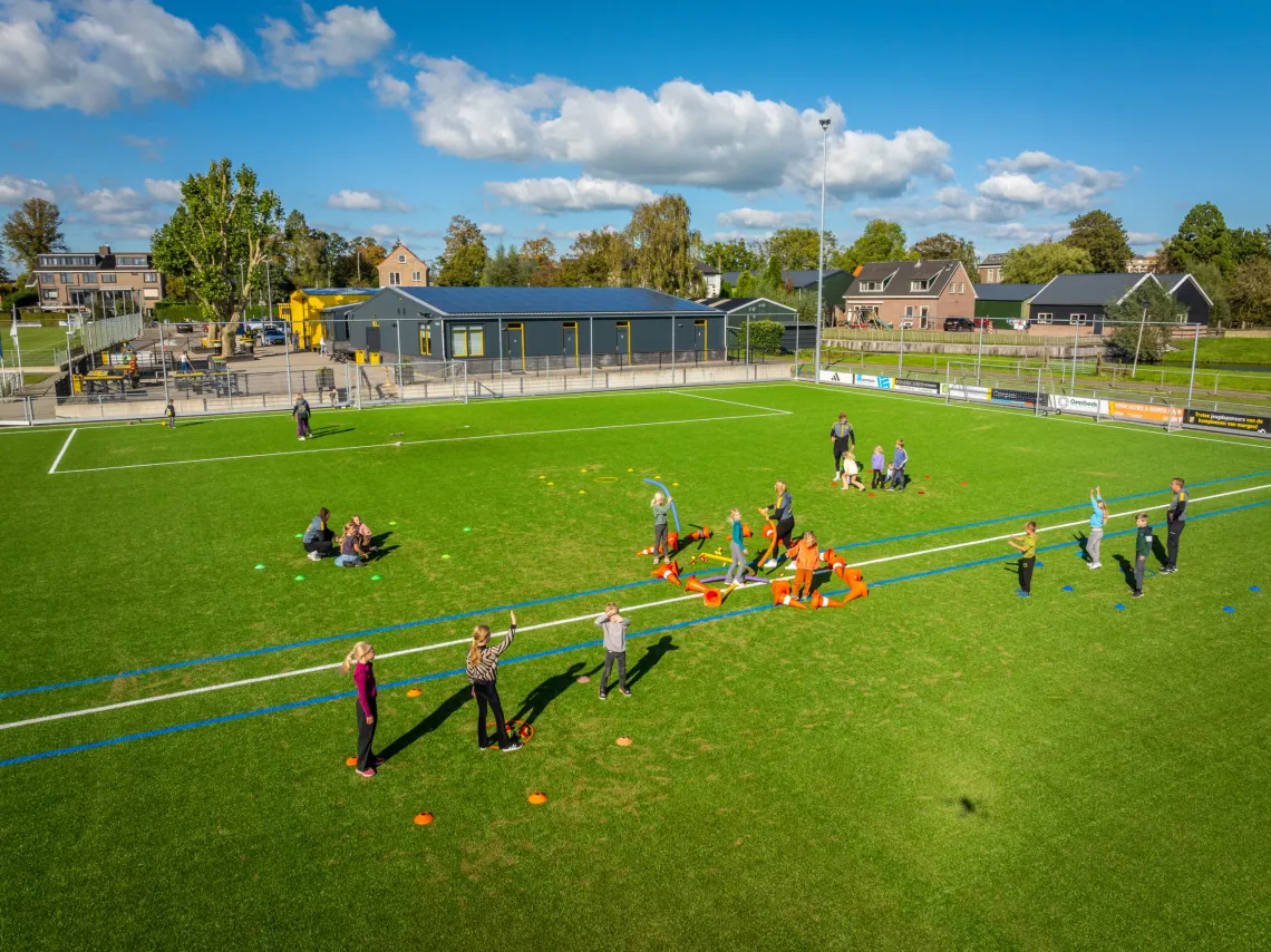YellowBellies buitenspeelse kinderopvang BSO Haastrecht  locatie overview met spel
