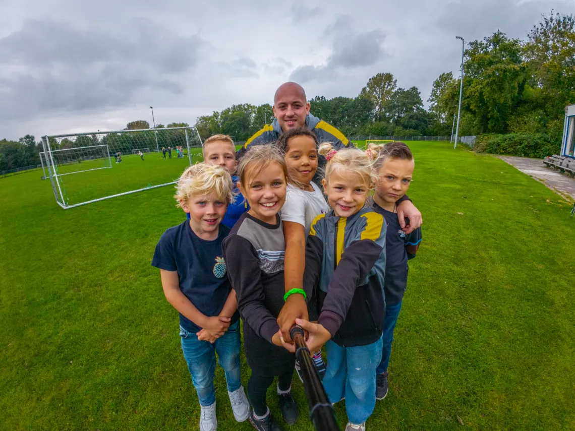 YellowBellies buitenspeelse kinderopvang BSO Woerden West kinderen groepsfoto