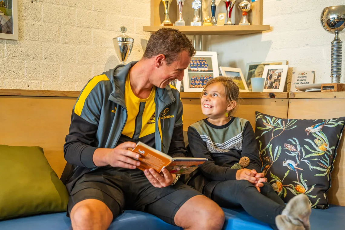 YellowBellies buitenspeelse kinderopvang BSO Woerden West collega en kind binnen