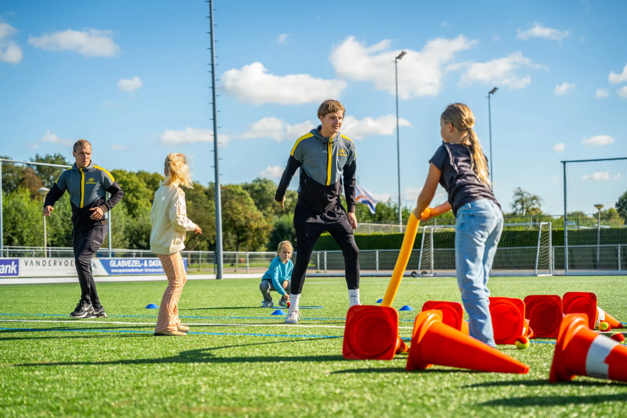 YellowBellies buitenspeelse kinderopvang BSO Haastrecht  op het veld