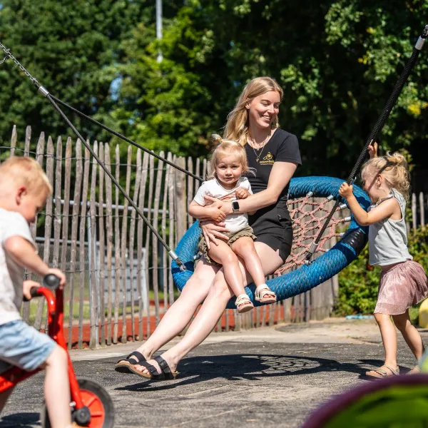 YellowBellies buitenspeels kinderdagverblijf Oudewater kinderopvang  peuters schommelen