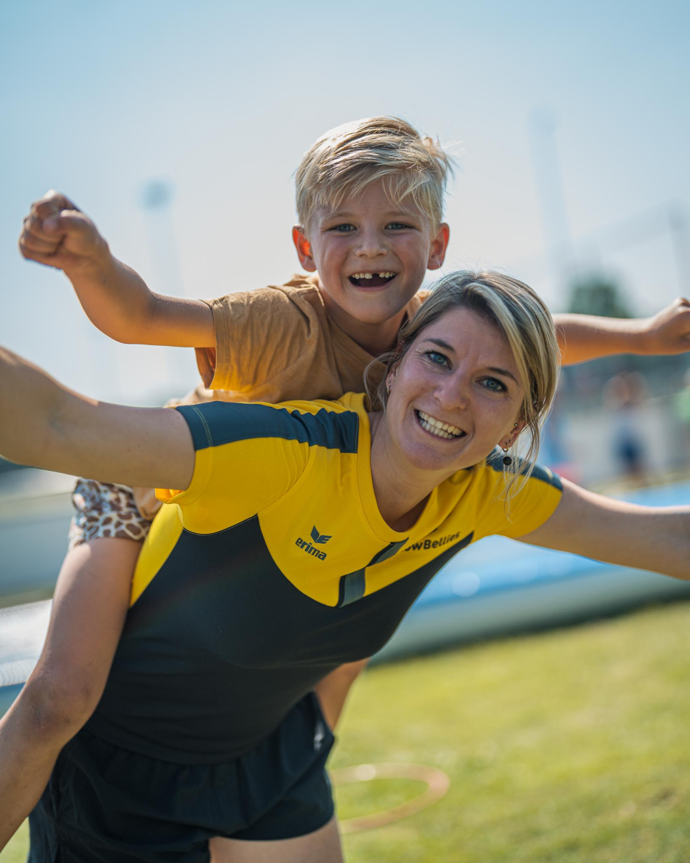 YellowBellies buitenspeelse kinderopvang BSO en KDV Oudewater collega en kind