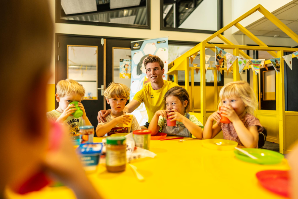 YellowBellies buitenspeelse kinderopvang BSO Oudewater Zuid eetmoment