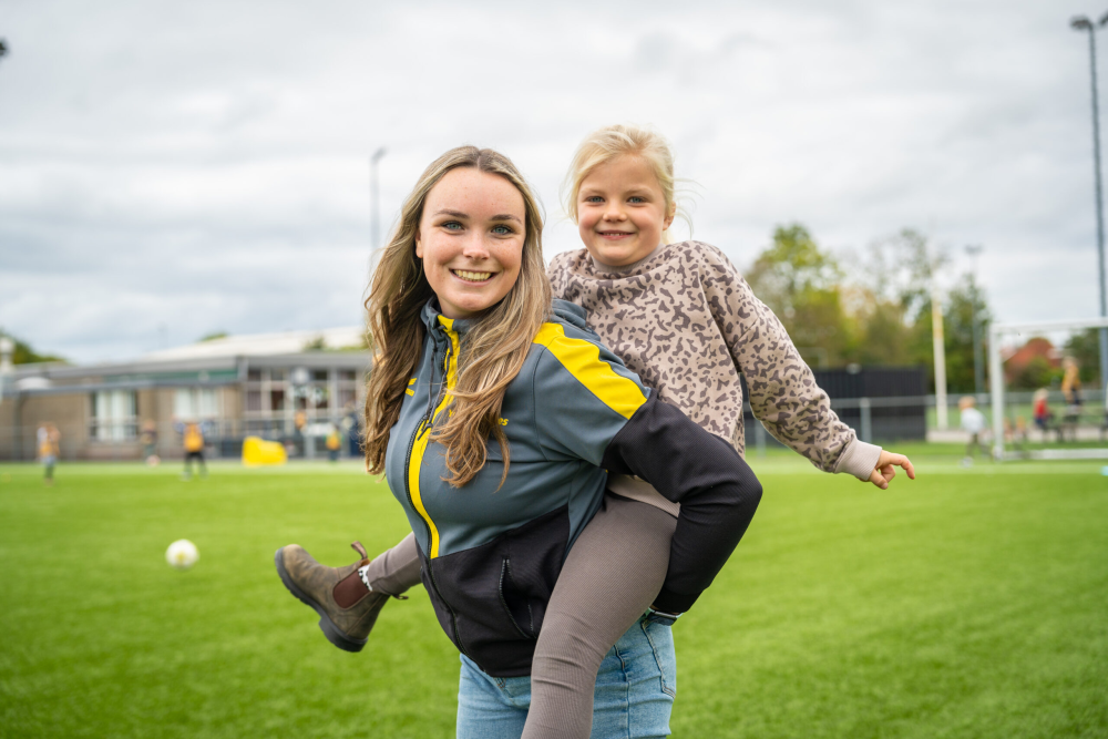 YellowBellies buitenspeelse kinderopvang BSO Montfoort collega en kind